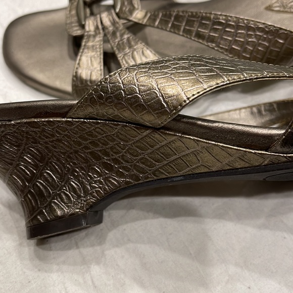 Brit Bronze / Gold Low Wedge Sandals 9W - Picture 3 of 5